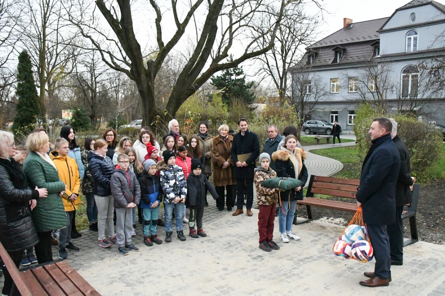 Wychowankowie Domu Dziecka w Miechowie mają nowe boisko